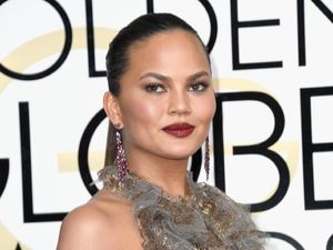 Demi Bulu Mata Selalu Cetar, Chrissy Teigen Tidak Mau Cuci Muka