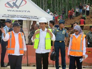 Tinjau Proyek Tol Batang-Semarang, Jokowi: Ini Berhenti 20 Tahun