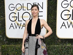Multitasking, Jessica Biel Makan Sambil Mandi