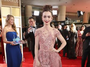 Beauty in Pink! Lily Collins Memukau Lewat Gaun Pink Beauty in Pink! Lily Collins Memukau Lewat Gaun Pink