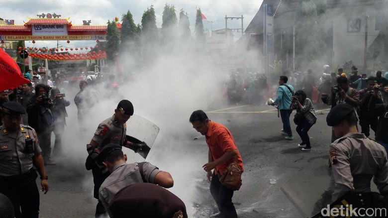 Demo Tolak BBM dan Biaya STNK Naik, Mahasiswa Solo Blokade Jalan