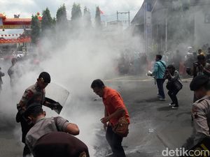 Demo Tolak BBM dan Biaya STNK Naik, Mahasiswa Solo Blokade Jalan