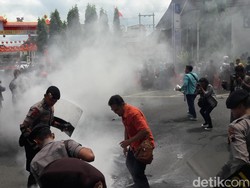 Demo Tolak BBM dan Biaya STNK Naik, Mahasiswa Solo Blokade Jalan