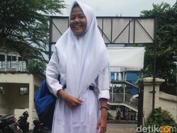 Anak-anak Korban Kebakaran di Pinangsia Bersekolah Tanpa Sepatu