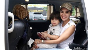 Nikita Mirzani Ajak Buah Hati ke Polres