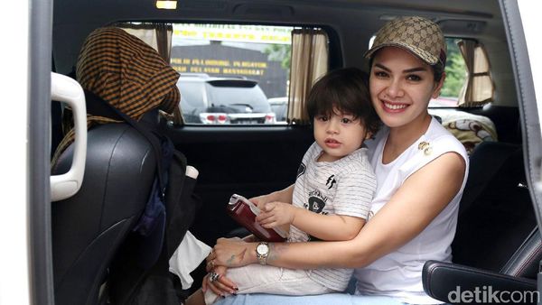 Nikita Mirzani Ajak Buah Hati ke Polres