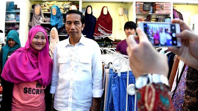 Beli Sarung di Pekalongan, Jokowi: Lumayan, Dapat Rp 60 Ribu