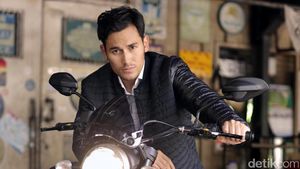 Pose Maskulin Arifin Putra saat Pemotretan Celeb of The Month