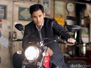 Pose Maskulin Arifin Putra saat Pemotretan Celeb of The Month