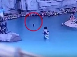 Ibu Asyik Main HP, Bocah 4 Tahun Tenggelam di Kolam Renang