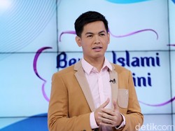 Rumah Tangga Bermasalah, Tommy Kurniawan Jalan Umrah dengan Guru Spiritual