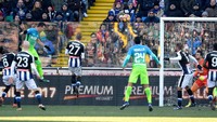 Inter bangkit dari ketinggalan untuk berbalik menang 2-1 atas Udinese. Dua gol Inter dibuat oleh Ivan Perisic (REUTERS/Ciro De Luca)