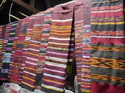 Selain Pekalongan, Ini 8 Destinasi Buat Belanja Oleh-oleh Sarung