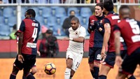 Roma pada akhirnya berhasil mengatasi Genoa dengan skor 1-0. Armando Izzo membuat bola tembakan Bruno Peres masuk ke gawang sendiri (REUTERS/Giorgio Perottino)