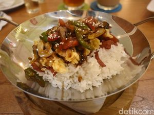 Djempolan: Nyam! Enaknya Makan Nasi Pitik Londo yang Gurih