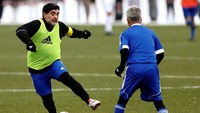 Ini aksi Maradona saat mencoba mengecoh lawan di pertandingan FIFA Legends tournament selama perhelatan The Best FIFA Football Awards 2016 di Zurich, Swiss, Senin (9/1/2017) waktu setempat. REUTERS/Arnd Wiegmann.