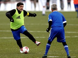 Ini aksi Maradona saat mencoba mengecoh lawan di pertandingan FIFA Legends tournament selama perhelatan The Best FIFA Football Awards 2016 di Zurich, Swiss, Senin (9/1/2017) waktu setempat. REUTERS/Arnd Wiegmann.