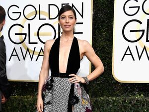 Tamu Wanita Golden Globes 2018 Kompak Pakai Busana Hitam untuk Alasan Ini Tamu Wanita Golden Globes 2018 Kompak Pakai Busana Hitam untuk Alasan Ini