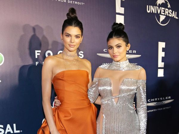 Kendall dan Kylie Jenner Tampil Glamour di Golden Globe 2016