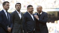Di Santiago Bernabeu jelang laga lawan Granada, hadir pula sejumlah mantan bintang Real Madrid seperti Michael Owen, Luis Figo, Ronaldo, dan Zinedine Zidane--yang kini melatih El Real (Gonzalo Arroyo Moreno/Getty Images)