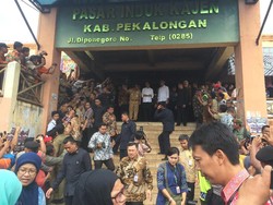 Blusukan ke Pasar di Pekalongan, Jokowi: Ini Harus Direhab