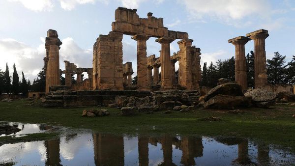 Melihat Reruntuhan Kota Yunani Kuno di Libya