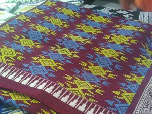 Liburan ke Lombok, Jangan Lupa Beli Oleh-oleh Sarung