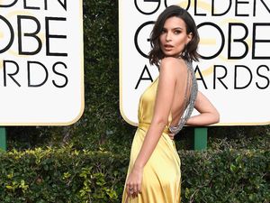 Model Emily Ratajkowski Ajak Anjing Jalan-jalan Hanya Pakai Underwear