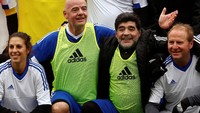 Usai bertanding, Maradona juga sempat berfoto bersama Presiden FIFA Gianni Infantino. REUTERS/Arnd Wiegmann.