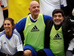 Usai bertanding, Maradona juga sempat berfoto bersama Presiden FIFA Gianni Infantino. REUTERS/Arnd Wiegmann.