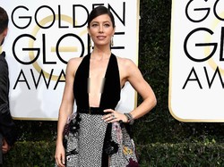 Gaun Seksi Berbelahan Dada Rendah Dominasi Red Carpet Golden Globes