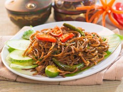 Menu ke-11: Enak dan Praktis, Sajian Mie Goreng dengan Isian Komplet