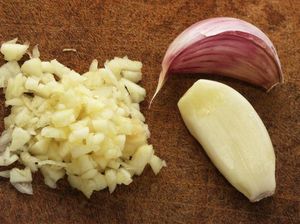 7 Cara Menyimpan Bawang Putih Cincang Agar Awet dan Praktis 7 Cara Menyimpan Bawang Putih Cincang Agar Awet dan Praktis