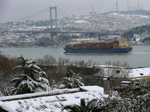 Istanbul Diselimuti Salju, Ratusan Penerbangan Dibatalkan