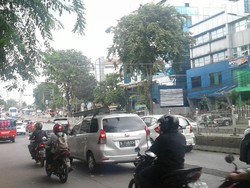 Arus Lalu Lintas di Jl Warung Buncit Arah Mampang Macet