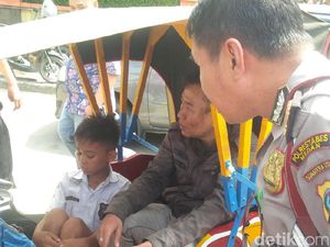 2 Orang Terluka Terkena Pohon Trembesi Tumbang di Medan