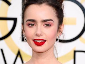 Kulit Lily Collins Dipuji, Seperti Sebuah Kanvas Putih Kulit Lily Collins Dipuji, Seperti Sebuah Kanvas Putih