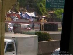 Ada Truk Terbalik di Tol Cikampek Akibat Pecah Ban