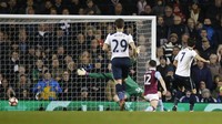Sepuluh menit jelang waktu normal habis, Son menggandakan keunggulan Spurs jadi 2-0. Reuters / Paul Childs.