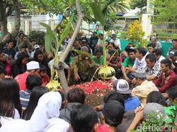 3 Bonek yang Tewas Akibat Miras Oplosan di Subang Dimakamkan