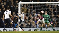 Spur memecah kebuntuan pada menit ke-71 ketika bek kiri Ben Davies menjebol jala Villa yang dikawal Sam Johnstone, kiper yang baru dipinjam dari Manchester United. Reuters / Paul Childs.