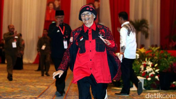 Aksi Nenek Ariyati di Depan Panggung HUT PDIP