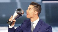 Bagi Ronaldo, penghargaan Pemain Terbaik Dunia FIFA merupakan buah dari prestasinya di sepanjang tahun lalu. Pesepakbola yang kini berusia 31 tahun itu sukses besar di level klub maupun tim nasional. REUTERS/Ruben Sprich.