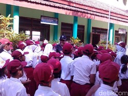 Polisi Humanis Ini Ditangisi Anak-anak SD Saat Pamit Pensiun