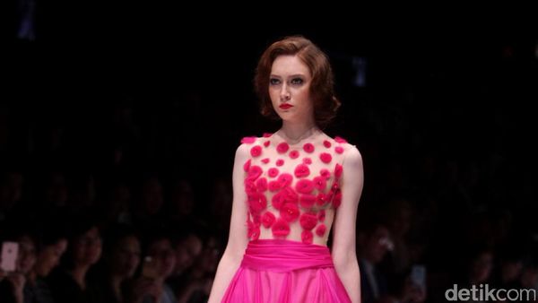 Foto: Koleksi Billy Tjong di Jakarta Fashion Week 2017