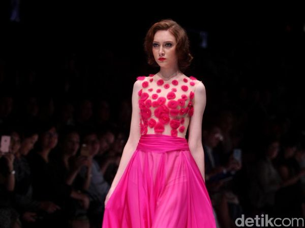 Foto: Koleksi Billy Tjong di Jakarta Fashion Week 2017