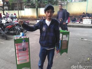 Mahasiswa Ini Jual Agar-agar Sambil Pikul Perpustakaan Keliling