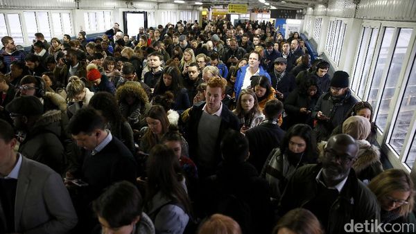 Staf Mogok, Pengguna Kereta Komuter London Telantar