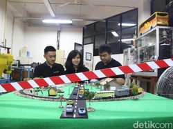 Mahasiswa Ubaya Ciptakan Palang Pintu Kereta Otomatis Berdaya Aki
