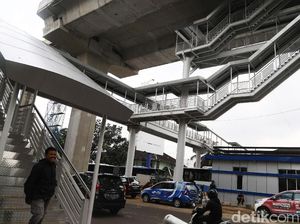 Melihat Halte TransJ Koridor 13 Yang Menuai Protes